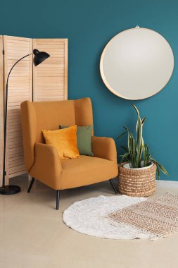 Konforlu koltuk, katlanan ekran ve ayna oturma odasının iç tarafında.