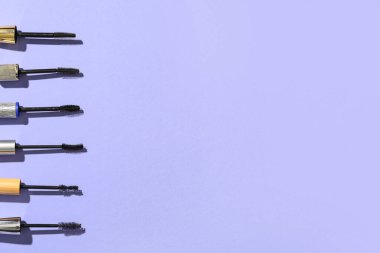 Mor arka planda siyah rimel fırçaları