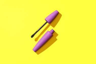 Sarı arkaplanda siyah rimel