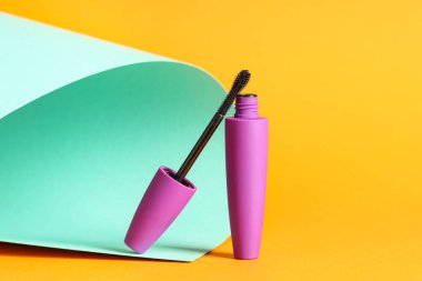 Renkli arkaplanda siyah rimel