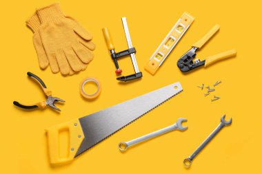 Sarı arkaplanda farklı inşaat araçları