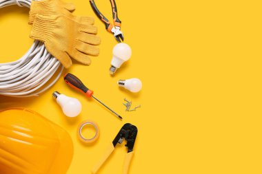 Sarı arkaplanda kablolar, lambalar ve inşaat araçları