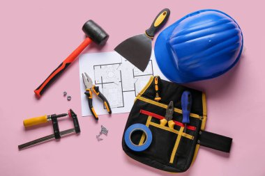 Pembe arka planda ev planı, kemer ve inşaat araçları