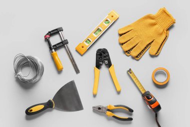 Gri arkaplanda kablolar ve inşaat araçları