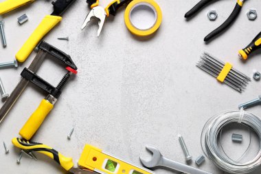 Beyaz grunge arkaplanındaki inşaat araçlarından yapılmış çerçeve