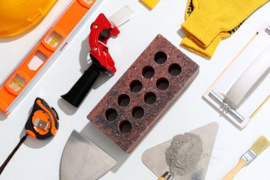 Beyaz grunge arkaplanda tuğla ve inşaat araçları
