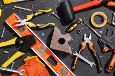 Siyah grunge arka planında kırık tuğla ve inşaat araçları