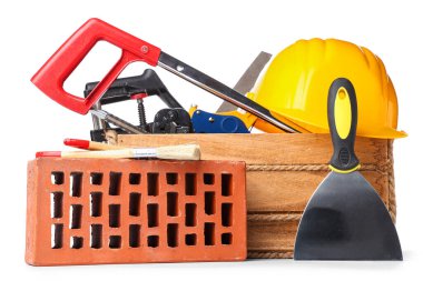 Kasklı kutu, inşaat araçları ve beyaz arka planda tuğla