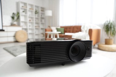 Masadaki siyah projektör, yakın plan.