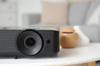 Masadaki siyah projektör, yakın plan.