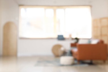 Penceresinde hoparlör olan oturma odasının bulanık görüntüsü, kanepe ve plak çalar.