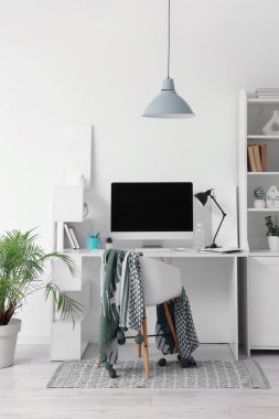 Açık ev ofisinde boş bilgisayar monitörü olan işyeri