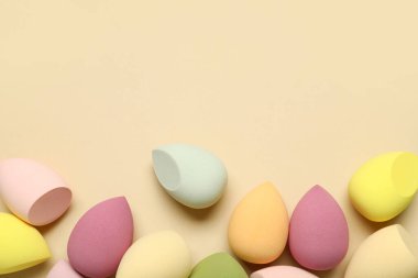 Sarı arkaplanda renkli makyaj süngerleri