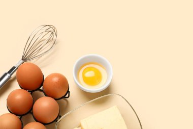 Çiğ tavuk yumurtası, tereyağı ve çırpıcılı tutucu.