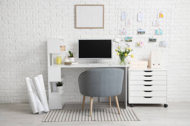 İş yeri, çiçekler ve broşla birlikte ofis içi