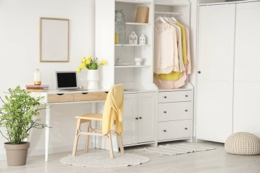 Ofis içi işyeri, boş çerçeve ve dolap