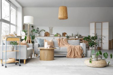 Oturma odası ve mutfağı olan şık bir stüdyo daire.