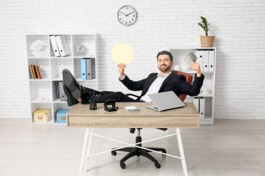 Ofiste Bitcoin ve dolar banknotları olan mutlu bir işadamı