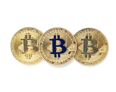 Beyaz zemin üzerinde altın bitcoin, üst görünüm