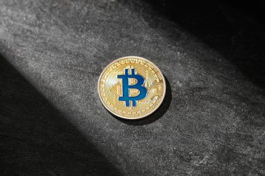 Bitcoin siyah grunge masa üzerinde, yakın plan