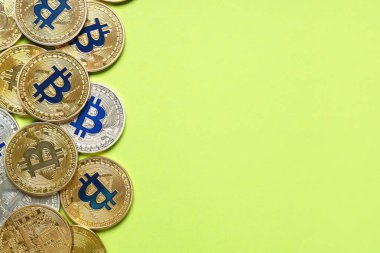 Yeşil arkaplanda çok bitcoin var