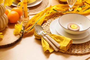 Narcissus çiçekleri, katlanmış peçeteler ve taze portakallar, yakın plan.