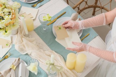 Gelin ve masa ayarları Narcissus çiçekleri restoranda, üst manzara