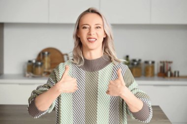 Evde işaret dili kullanan olgun dilsiz kadın.