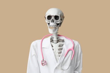 Bej arka planda doktor üniforması giymiş insan iskeleti.
