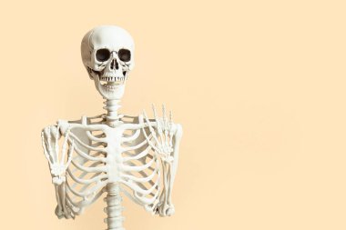 Bej arka planda korkunç insan iskeleti