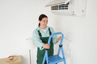 Klimayı kontrol eden kadın işçi.