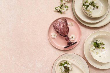 Cam kaplı farklı temiz tabakalar ve açık pembe arka planda çiçek açan dallar.