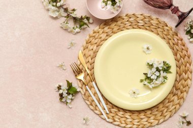 Açık pembe arka planda çiçek açan güzel masa ayarları