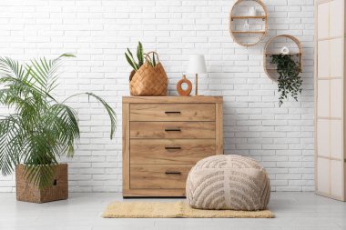 Hasır sepetlerde klozet, raflar ve bitkilerle dolu bir oda.