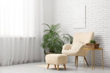 Oturma odasının içi. Koltuğu, masası ve bitkisi hasır sepette.