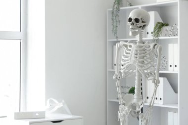 İnsan iskeleti modelli hafif bir hastane.