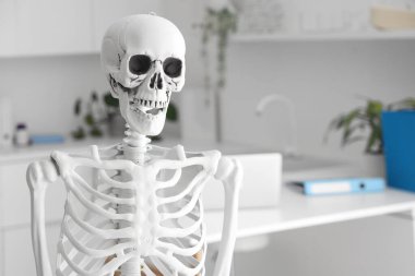 Hafif hastanede insan iskeleti modeli, yakın plan.