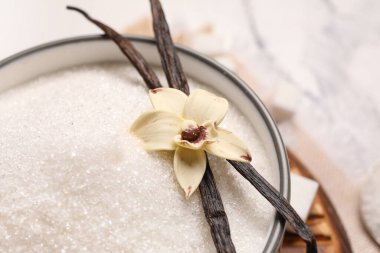 Masada bir kase tatlı vanilya şekeri, yakın plan.