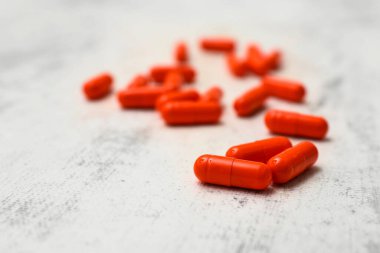 Beyaz arka planda zerdeçal hapları