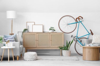 Bisiklet, kanepe ve klozetle aydınlık oturma odasının içinde.