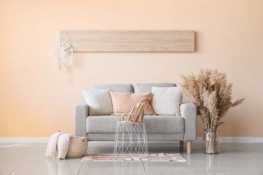 Aydınlık oturma odasının içindeki modern kanepe.