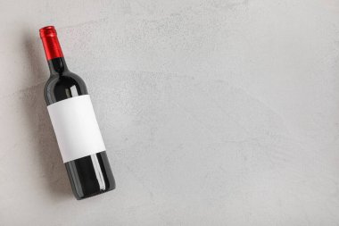 Beyaz grunge arka planda boş etiketli bir şişe şarap
