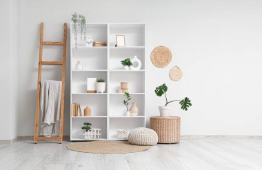 Raf ünitesi, merdiven ve bitkilerle aydınlatma odasının içinde.