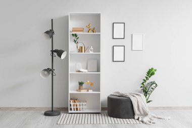 İçinde raf ünitesi, lamba ve puf olan ışık odasının içi.