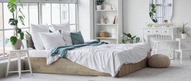 Soyunma masası, yatak odası ve raflar yatak odasının içinde.