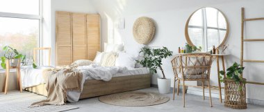 Yatak, perde ve makyaj masası. Yatak odasının içinde kozmetik ürünler var.