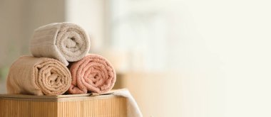 Banyodaki kutuda temiz havlular. Tasarım için pankart