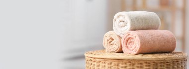 Banyodaki hasır sepete sarılmış temiz havlular. Tasarım için pankart