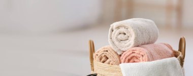 Tuvalette temiz havlu dolu sepet, yakın çekim. Tasarım için pankart