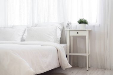 Işık yatak odasının iç tarafındaki masada bitkili çalar saat.